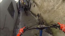 VTT Freeride : Antoine Bizet évite un chien et claque un backflip énorme en pleine ville