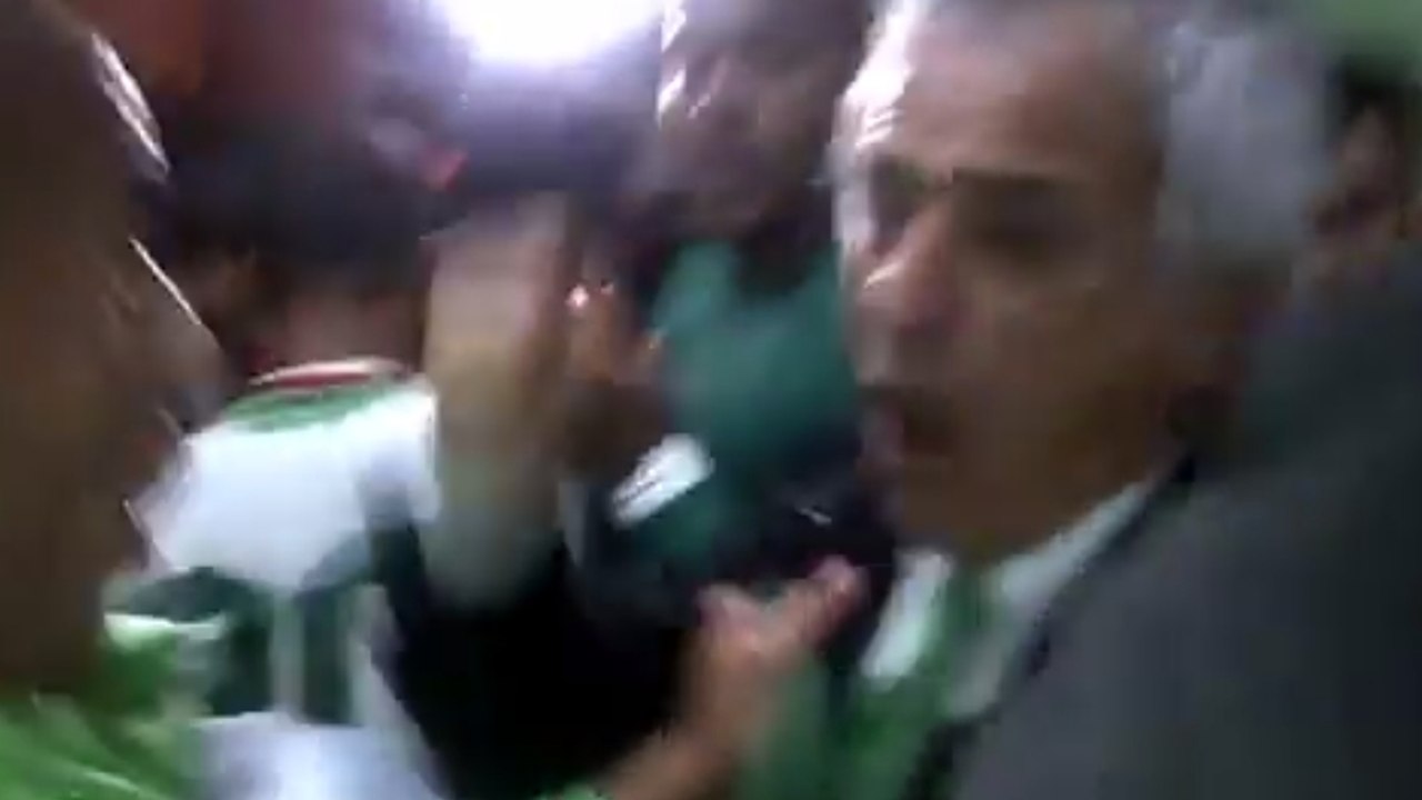 La joie de Vahid Halilhodzic qui chante 1,2,3 viva l'Algérie dans les vestiaires