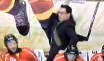 Hockey : Un entraîneur devient fou et jette les crosses de ses joueurs sur la glace