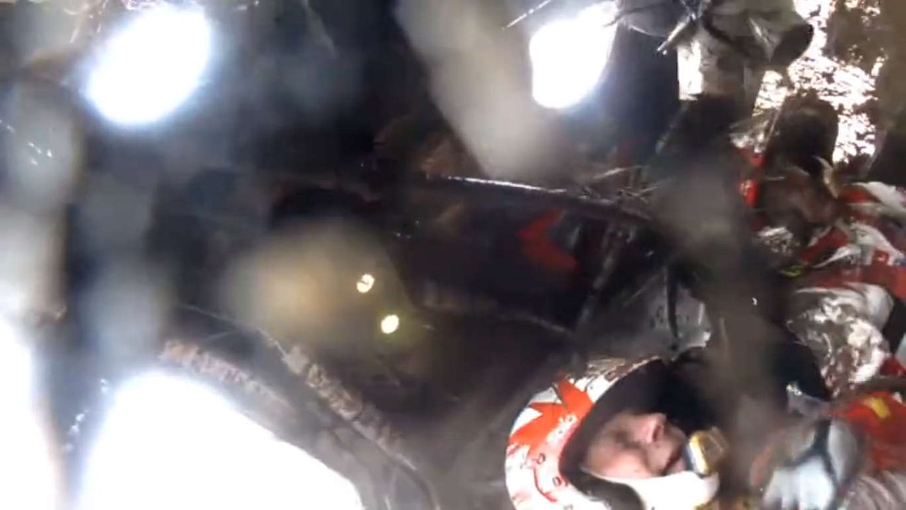 Le crash de Mikko Hirvonen qui explose son pare-brise dans du fumier