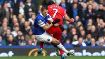 Le tacle assassin de Kevin Mirallas sur Luis Suarez lors d'Everton - Liverpool