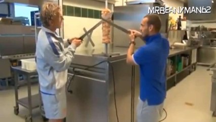Insolite : Dirk Kuyt et Wesley Sneijder préparent des kebabs à Istanbul