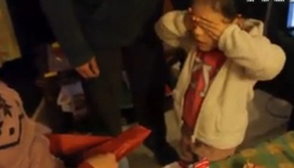 Une petite fille très déçue d'avoir reçu le maillot du FC Porto à Noël