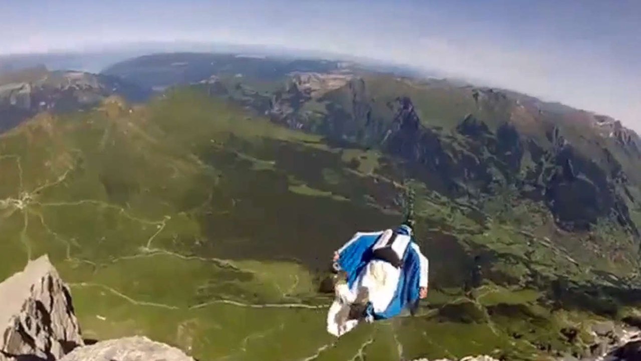 Un saut en wingsuit à 4000 mètres d'altitude en caméra embarquée