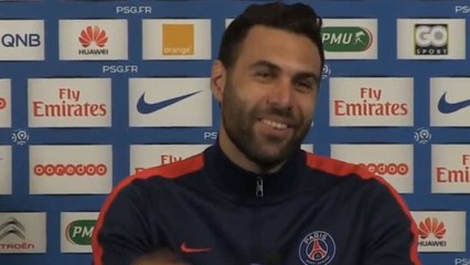 PSG : Salvatore Sirigu chambre un journaliste et le traite de "bouffon" en conférence de presse