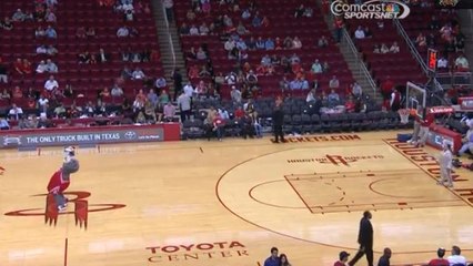 L'incroyable tir dos au panier de la mascotte des Houston Rockets