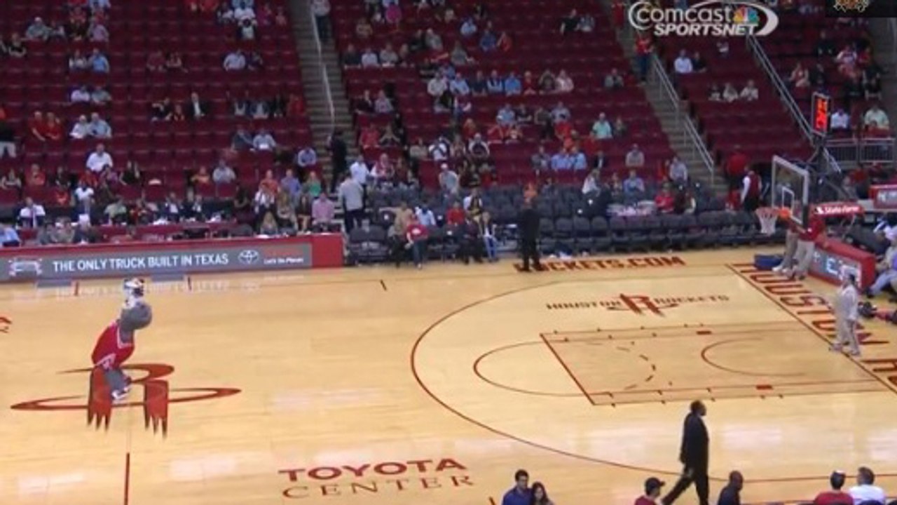 L'incroyable tir dos au panier de la mascotte des Houston Rockets