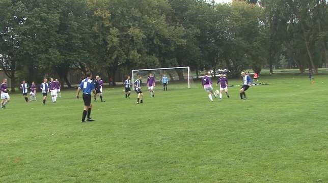 Il a inscrit un sublime but... contre son camp