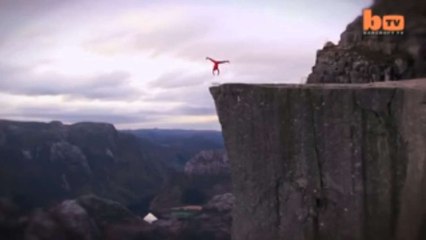 Extrême : Un équilibriste au bord d'une falaise à 600 mètres du sol