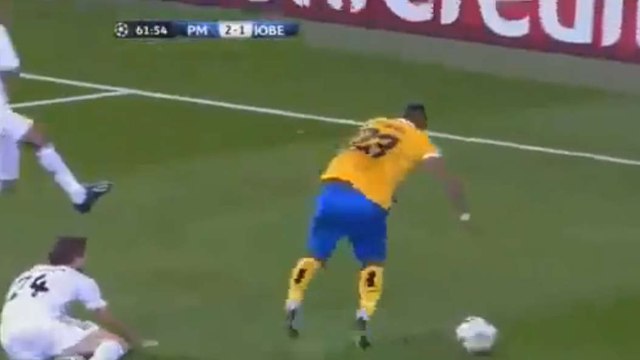 La simulation d'Arturo Vidal grotesque lors de Real Madrid - Juventus