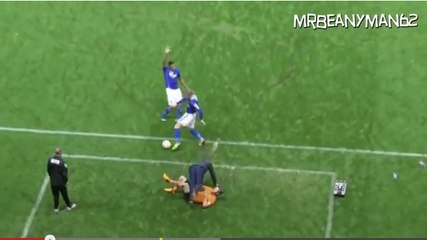 Insolite : En Angleterre, un joueur tacle involontairement l'entraîneur adverse
