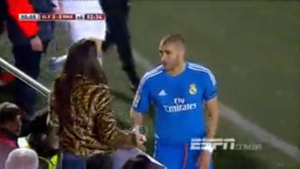 Real Madrid : Karim Benzema prend la pose pour une supportrice en plein match