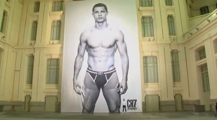 Insolite : Une photo géante de Cristiano Ronaldo en caleçon à la mairie de Madrid