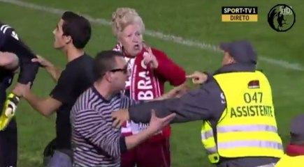 Insolite : Une grand-mère hooligan s'invite sur le terrain lors de Maritimo Funchal - Braga