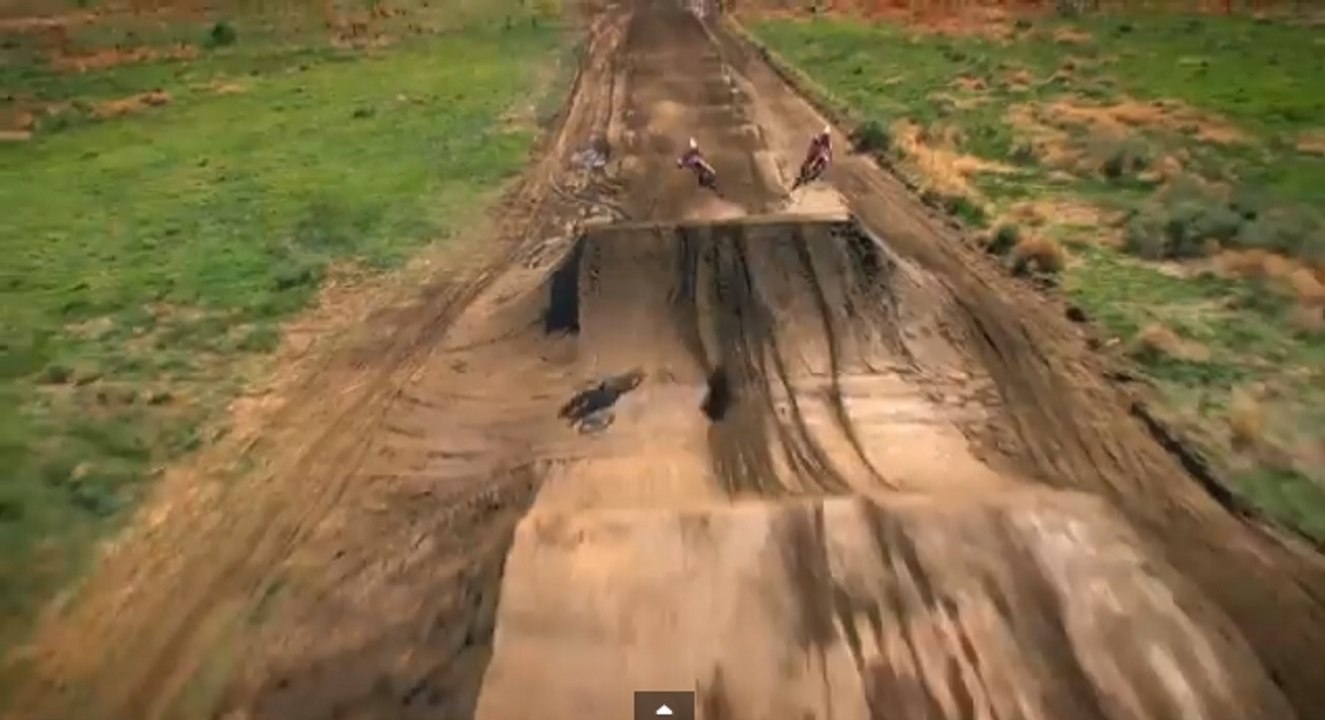 Moto-Cross : Une course inédite et impressionnante en ligne droite