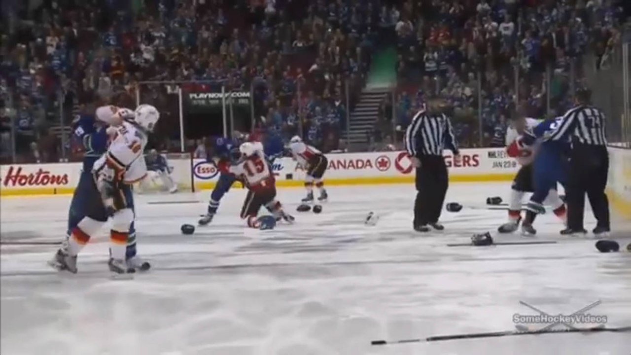 Insolite : Une bagarre générale éclate en Hockey après 2 secondes de jeu lors de Calgary-Vancouver