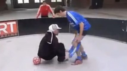 Sean Garnier, champion du monde de foot freestyle, invente un dribble fou et ridiculise son adversaire