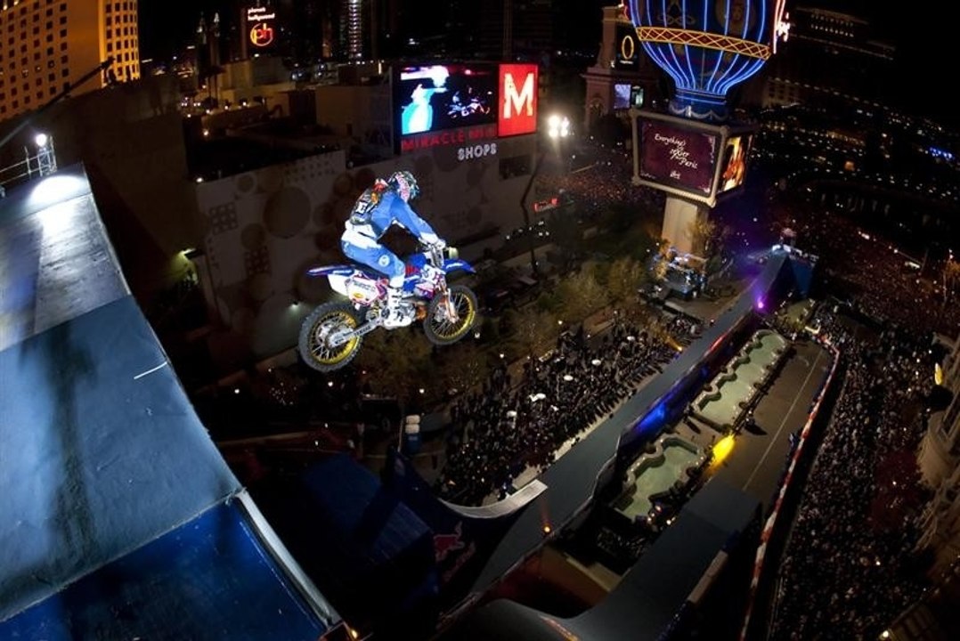 Robbie Maddison saute par dessus l'Arc de Triomphe à moto