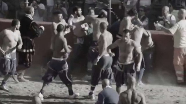 Insolite : Découvrez le Calcio Storico, le sport le plus violent du monde qui mélange football et freefight