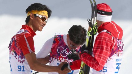Sotchi 2014 : Roberto Carcelen, dernier du 15km en ski de fond, accueilli par le champion olympique pour un tour d'honneur