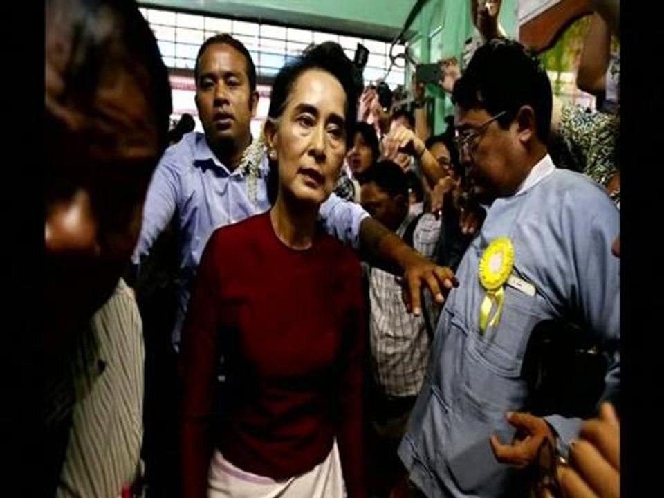 Aung San Suu Kyi votes in Myanmar election
