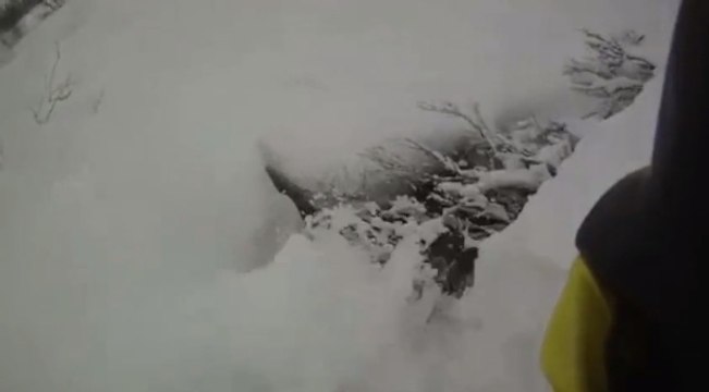 Il tombe en ski dans un trou et se fait très peur