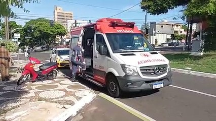 Samu atende motociclista ferida em acidente no centro de Umuarama