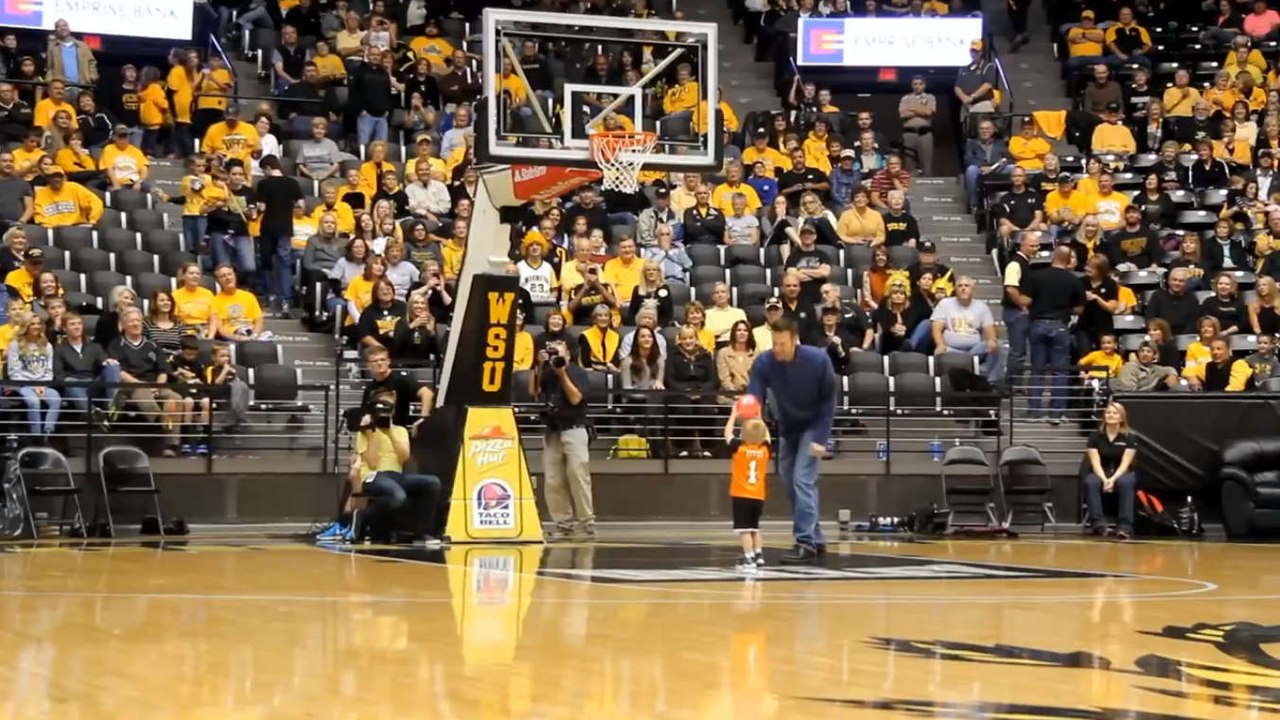 Titus, un enfant de 2 ans qui défie Bradley Cooper et Channing Tatum au basket