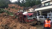 Seorang selamat, 3 masih tertimbus... 15 rumah rosak akibat tanah runtuh di Taman Bukit Permai