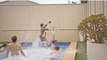 Insolite : Découvrez le pool-dunk ou comment marquer des paniers incroyables dans une piscine