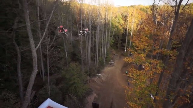 Motocross : Trevor Jacobs évite un crash avec un arbre en plein saut devant Travis Pastrana