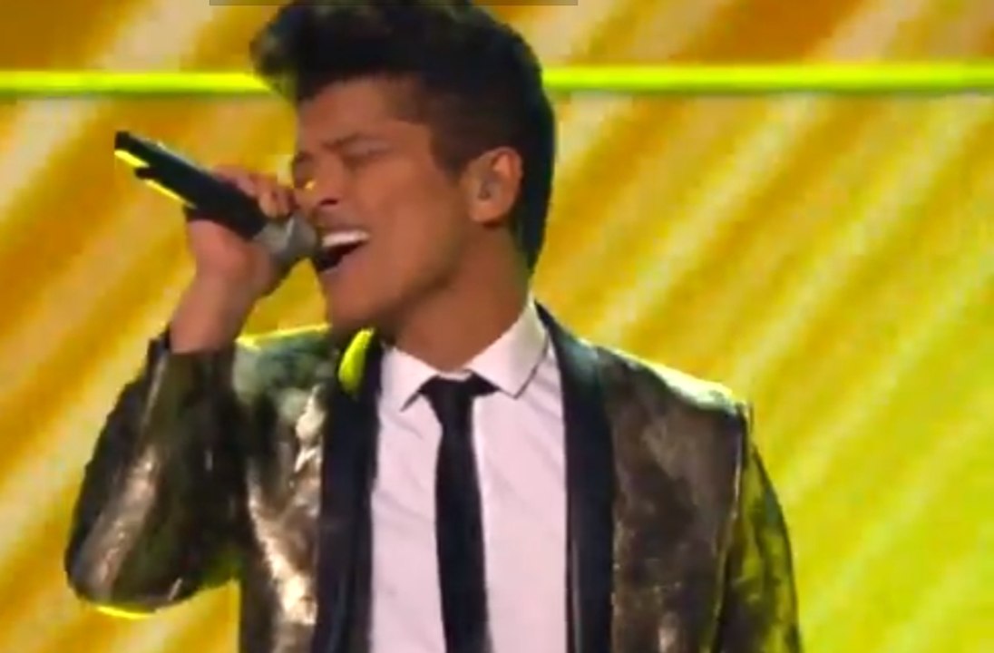 Super Bowl 2014 : Bruno Mars fait le show à la mi-temps avec les Red Hot Chili Peppers