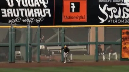 Baseball : Il attrape la balle grâce à une acrobatie incroyable