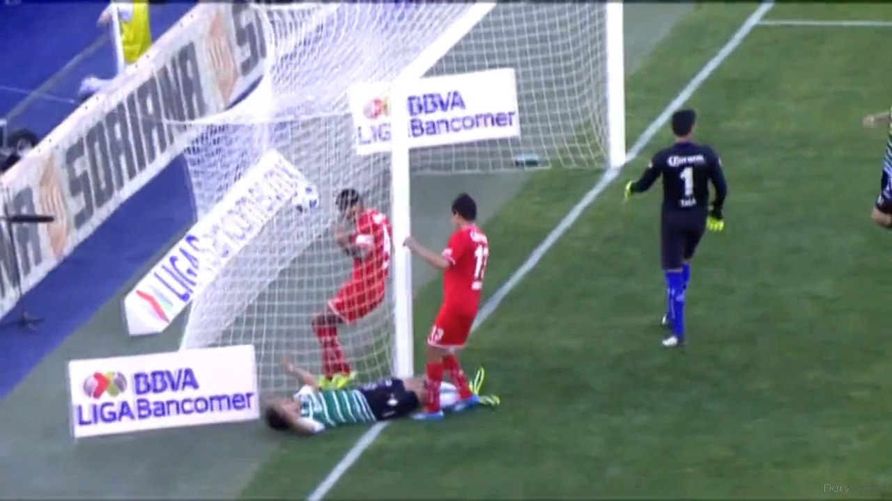 Le K.O de Javier Orozco assommé par le poteau  après avoir marqué un but superbe