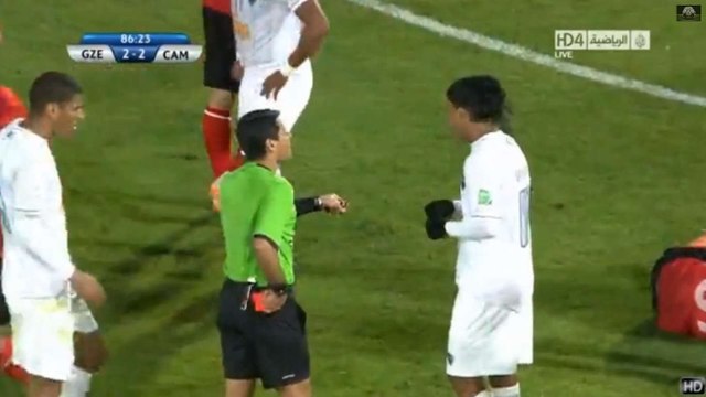 Ronaldinho prend un carton rouge après un vilain geste lors d'Atletico Mineiro - Guangzhou
