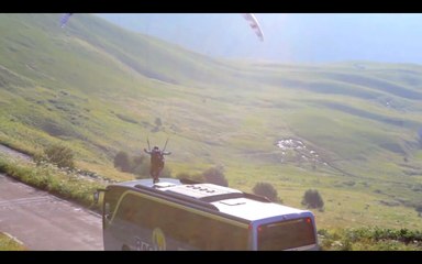 Parapente: Les loopings hallucinants de Jean-Baptiste Chandelier qui atterrit sur un bus en marche