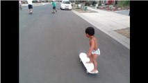 Insolite : Ce bébé de 2 ans va vous surprendre avec ses figures incroyables en skate-board