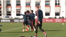 Ligue des Champions 2014 : A l'entraînement du Bayern Munich, Dante s'énerve contre les journalistes et ses coéquipiers