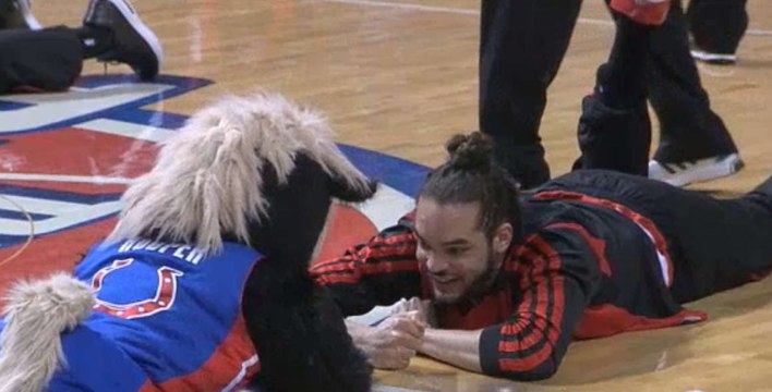 NBA : La mascotte des Pistons de Detroit fait une peur bleue à Joakim Noah