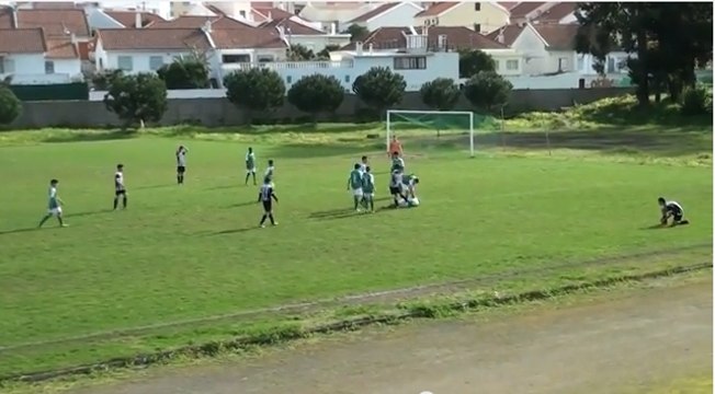 A 14 ans, Sergio Segao donne un coup de pied après son carton rouge