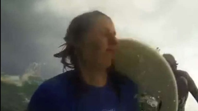 Elle surfe et se prend une planche en pleine tête!