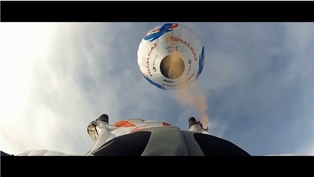Des sauts impressionnants en wingsuit depuis une montgolfière