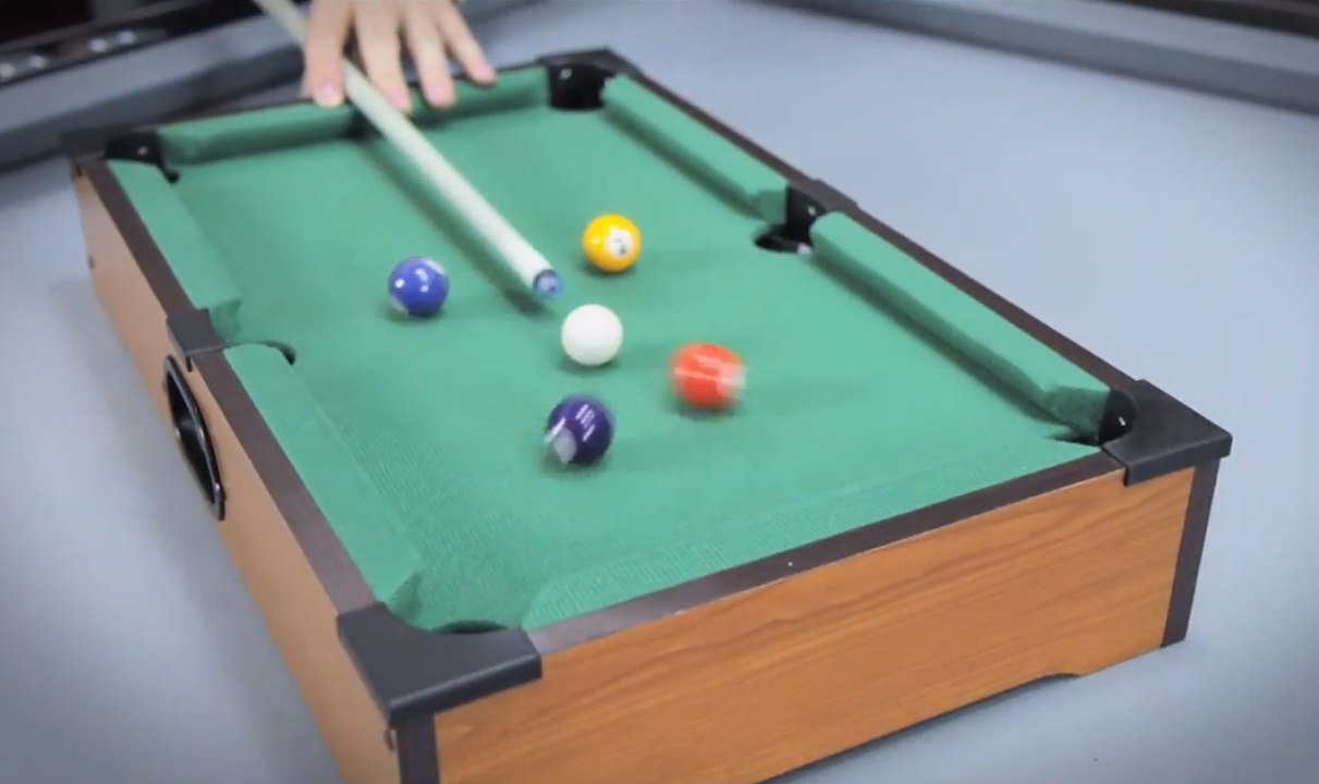 Florian 'Venom' Kohler et ses trickshots impressionnants avec un mini-billard