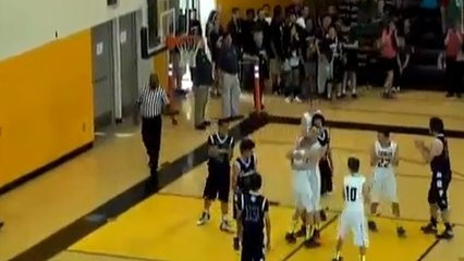 Basket : Un joueur autiste marque son premier panier de la saison grâce à l'aide de ses adversaires