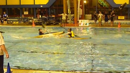 Le crash terrible d'un joueur de kayak-polo mis KO sur le coup