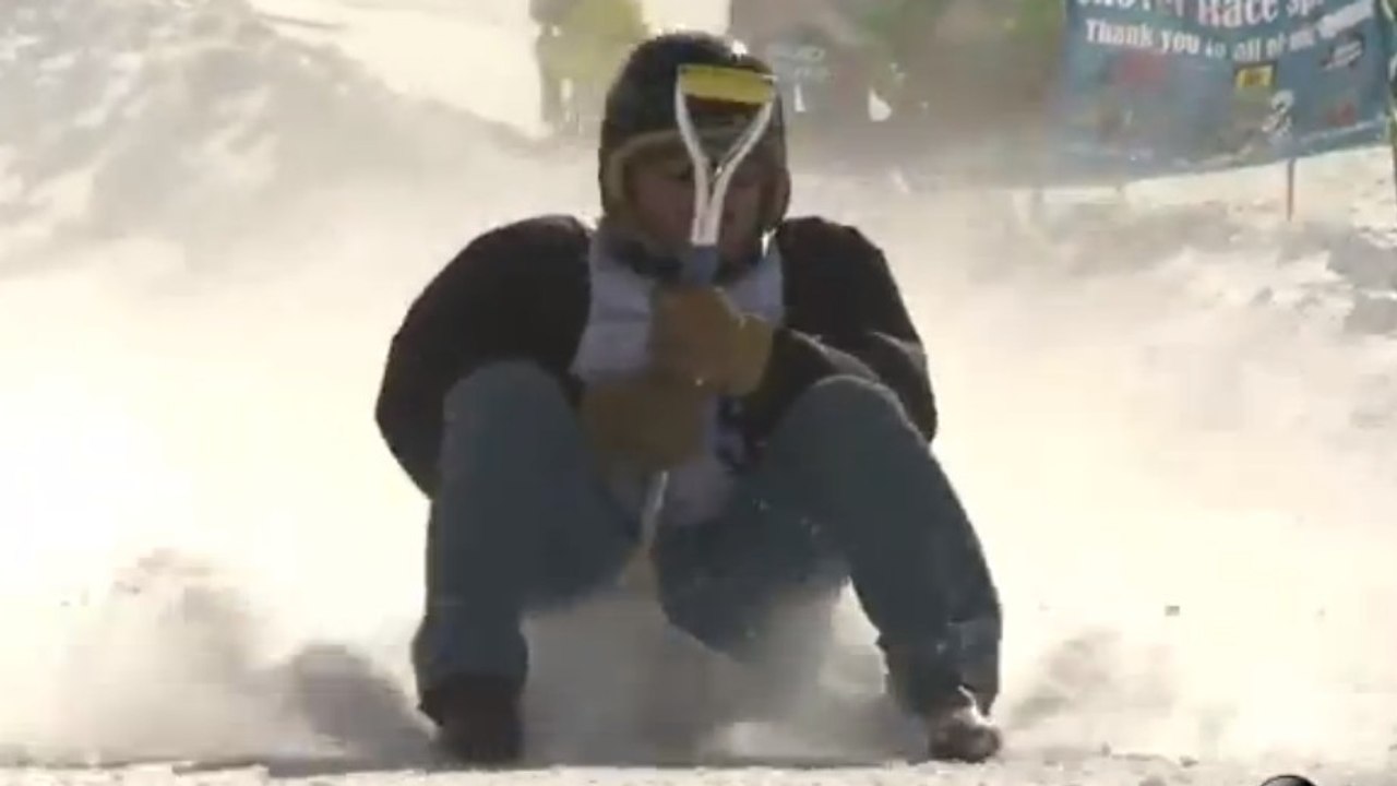 Découvrez le Shovel Racing, une course de pelles à neige à plus de 100 km/h