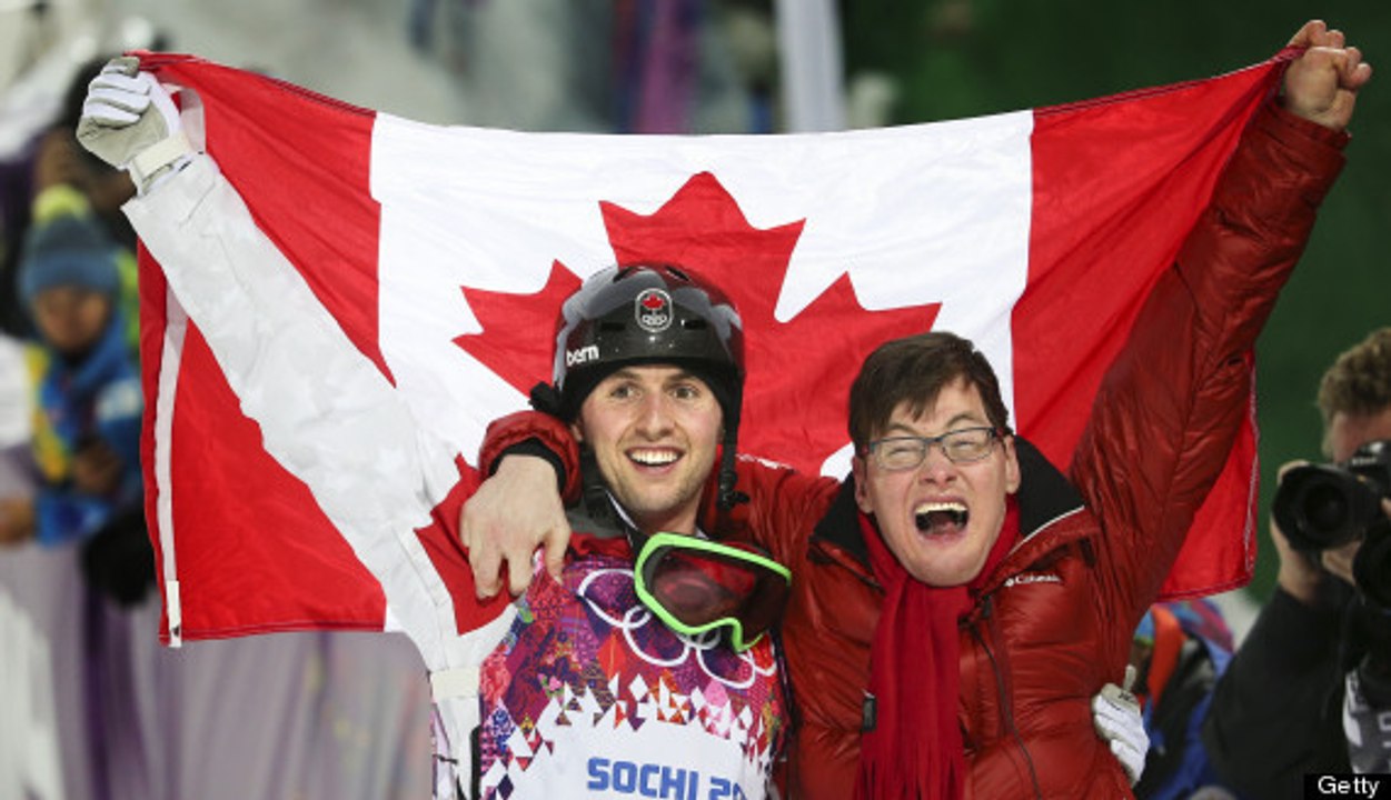 Sotchi 2014 : Après sa victoire en ski de bosses, Alex Bilodeau saute dans les bras de son frère handicapé