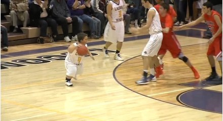 Un nain joue son premier match de basket et marque un panier