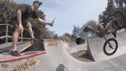 Comment ouvrir une bouteille de bière avec... un BMX ?