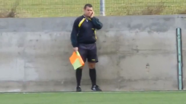 Insolite : Un arbitre passe un coup de téléphone en plein match
